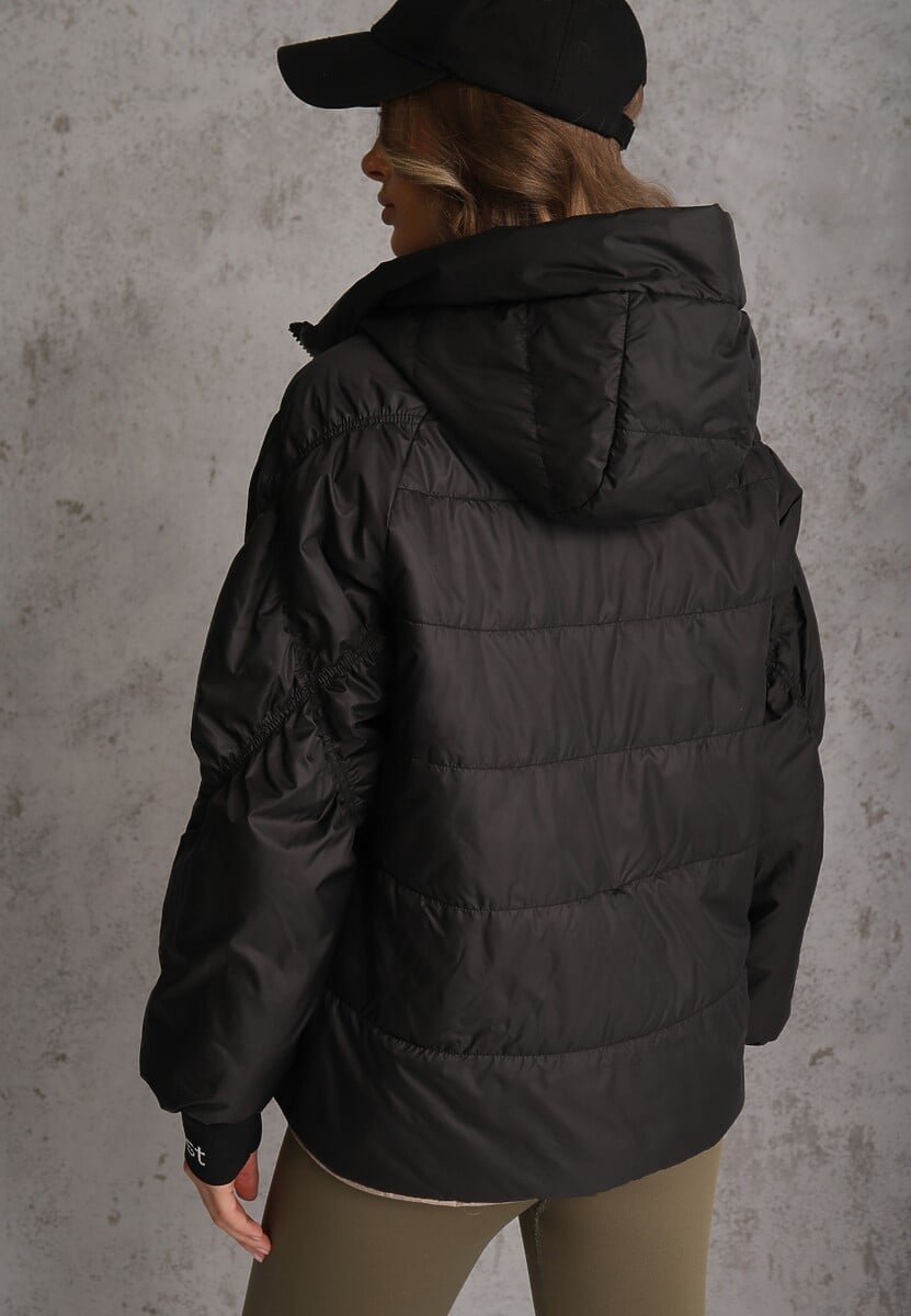 Czarna Pikowana Kurtka Puffer z Kapturem Ozdobiona Napisami Orellana 3