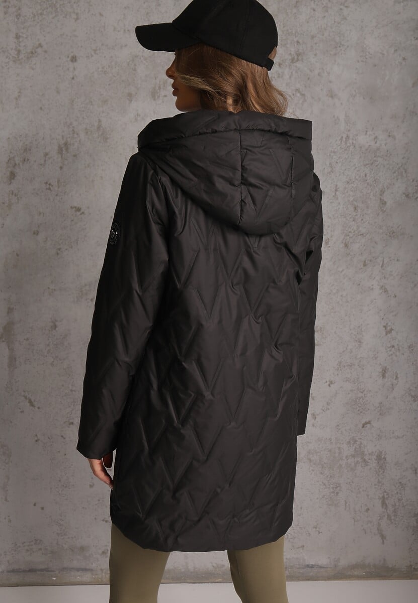 Czarna Długa Kurtka Parka Pikowana z Kapturem Ozdobiona Aplikacją Rossea 3