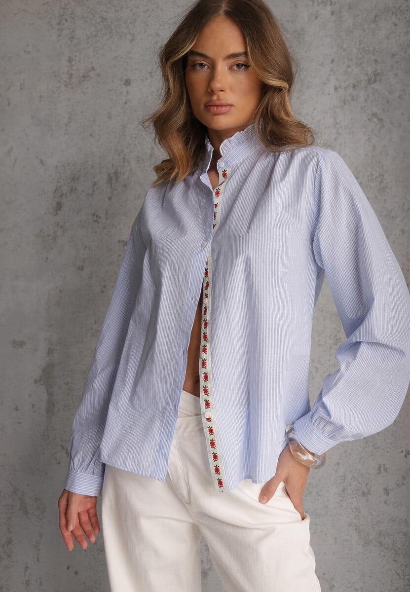 Niebieska Koszula z Bawełną Zdobiona Haftem i Stójką z Falbanką Linivia 1