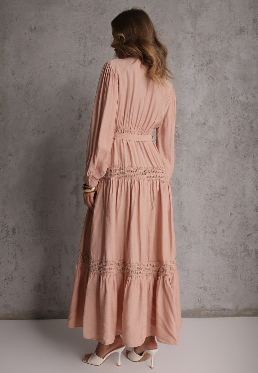 Jasnoróżowa Wiskozowa Sukienka o Rozkloszowanym Kroju z Wiązanym Paskiem i Koronką Reisavien 3