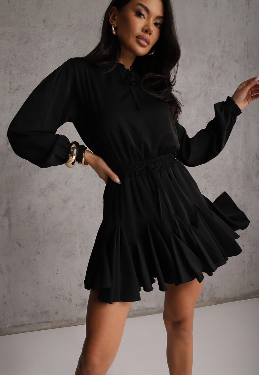 Czarna Sukienka z Wiskozą o Rozkloszowanym Kroju z Falbankami i Wiązaniem Meriianes 1
