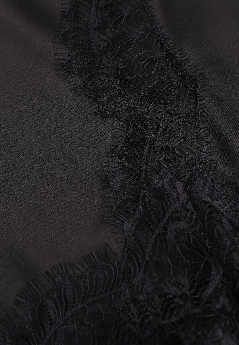 Czarna Satynowa Spódnica Ozdobiona Rozcięciem na Nogę i Koronką Saviraet 1