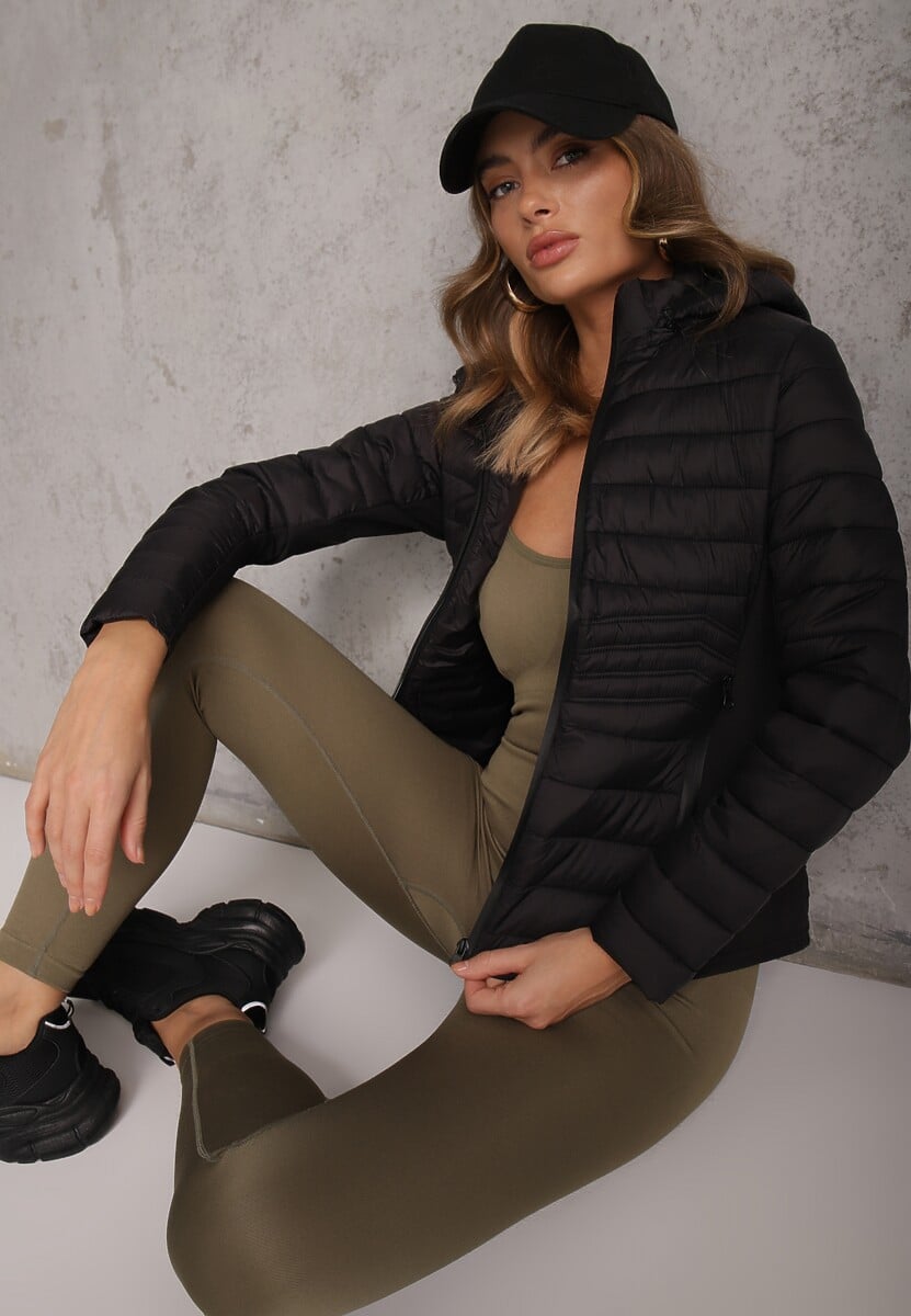Czarna Przejściowa Kurtka z Pikowaniem Elastycznymi Wstawkami i Kapturem Fezilina 1