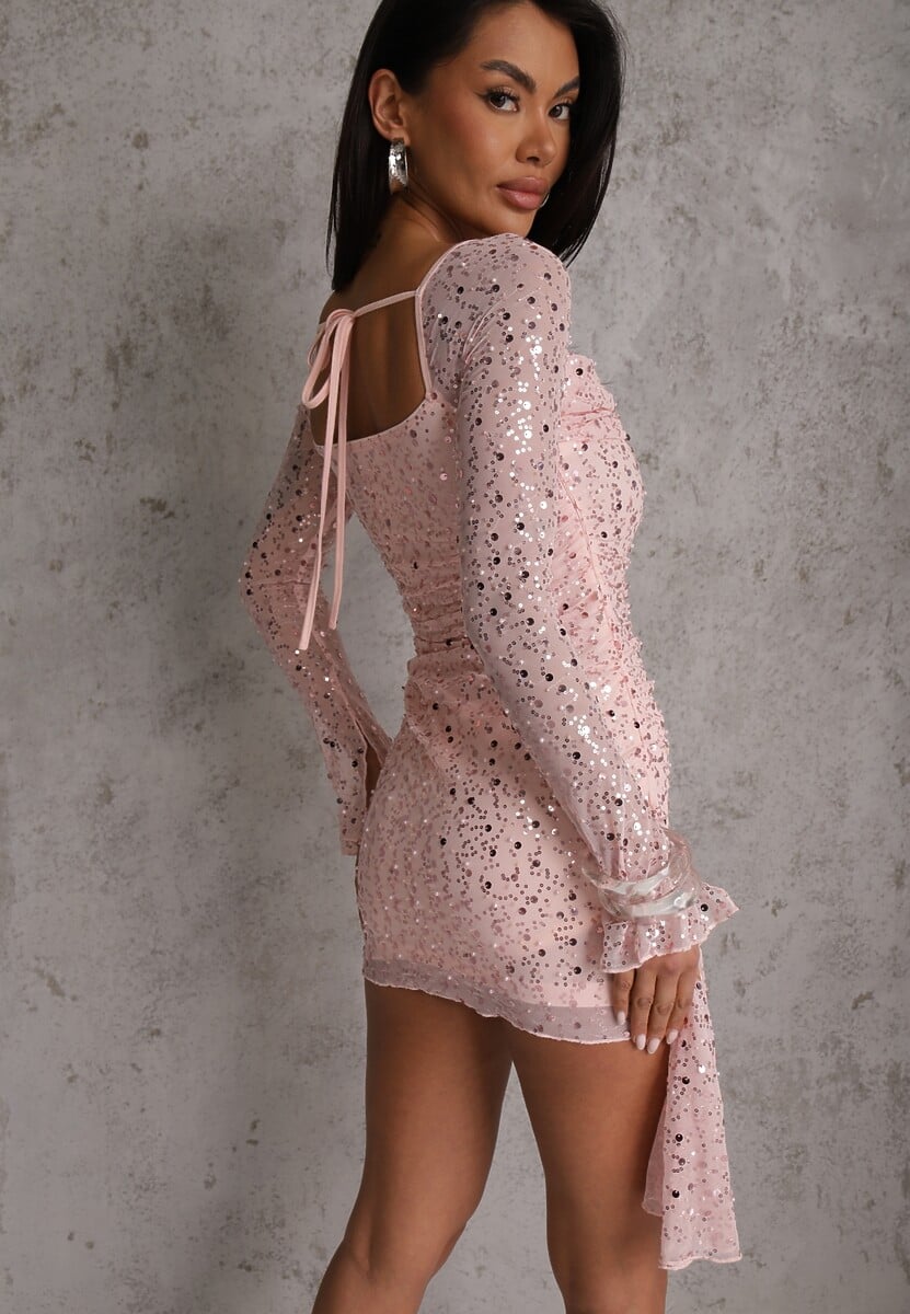 Różowa Dopasowana Sukienka VICES Zdobiona Cekinami i Wiązaniem Alethrolphi 3
