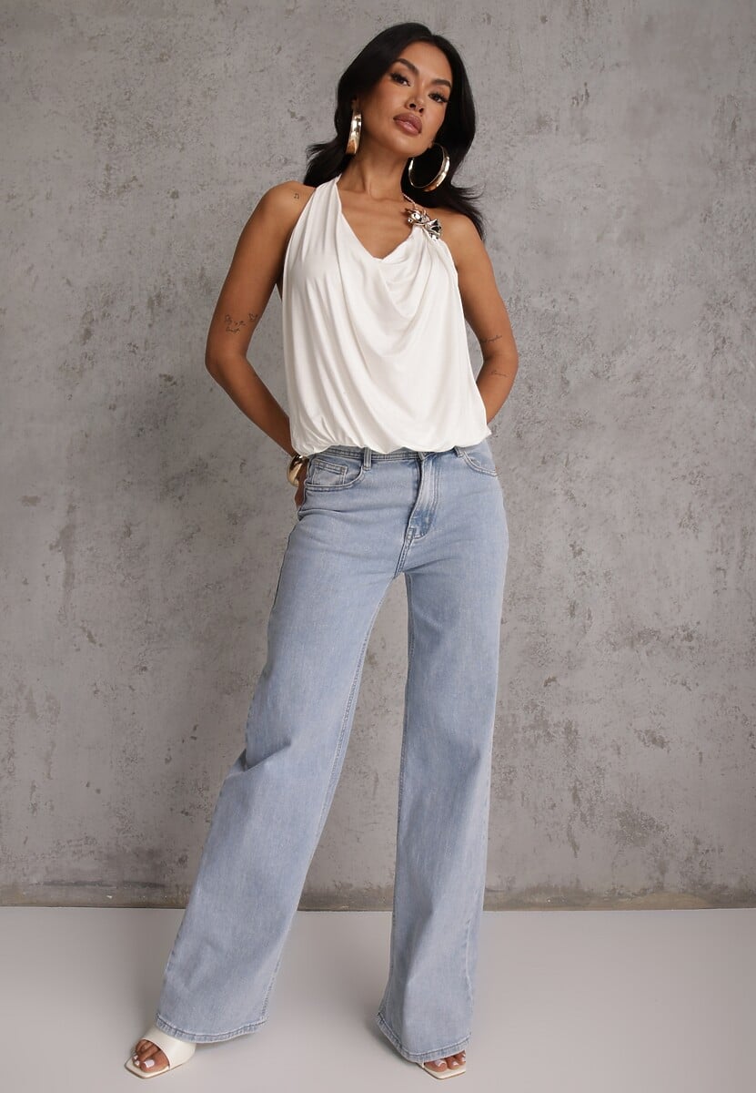 Biały Marszczony Top Halter z Łańcuszkiem i Kwiatem Przy Dekolcie Idivanna 2