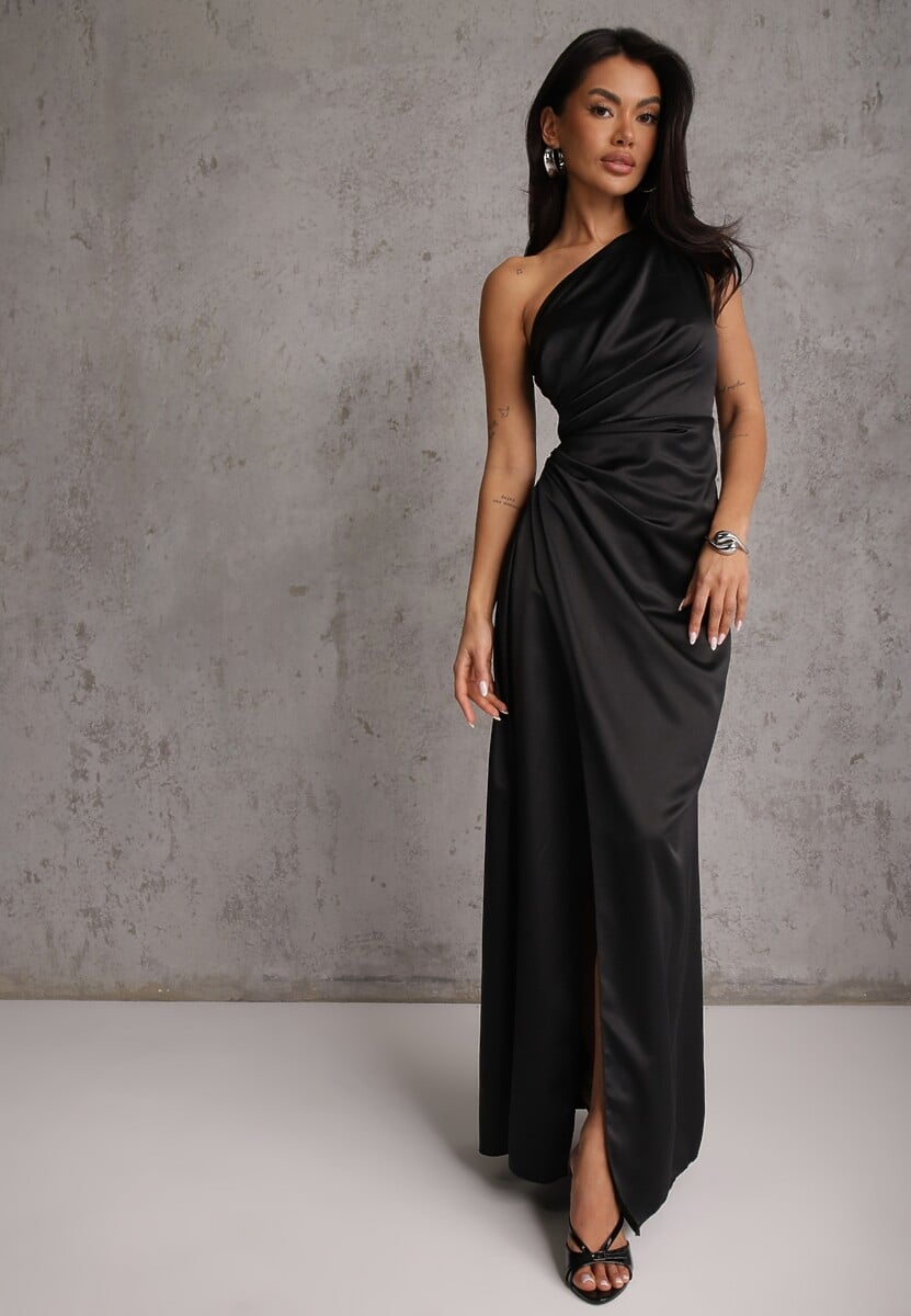 Czarna Koktajlowa Sukienka Satynowa na Jedno Ramię Zdobiona Marszczeniem Cezalina 2