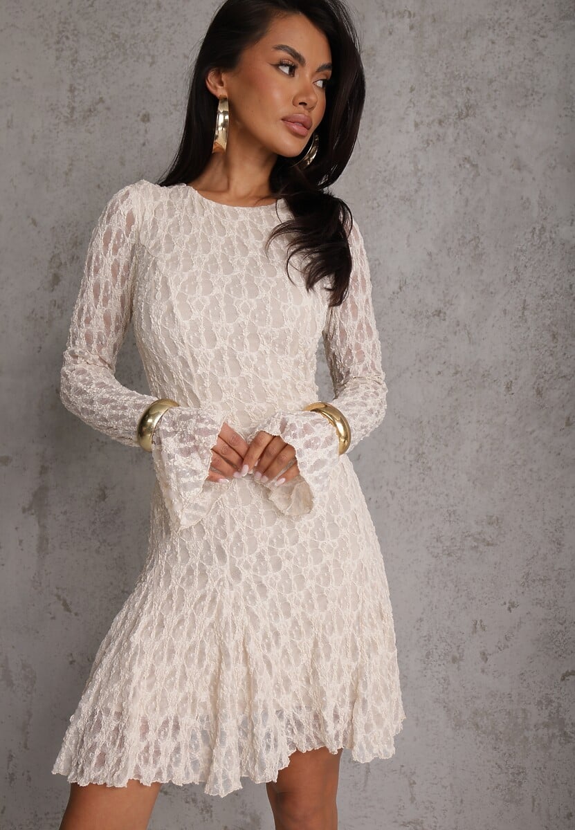 Beżowa Sukienka z Koronki Ozdobiona Rozkloszowanymi Rękawami Cinalata 1