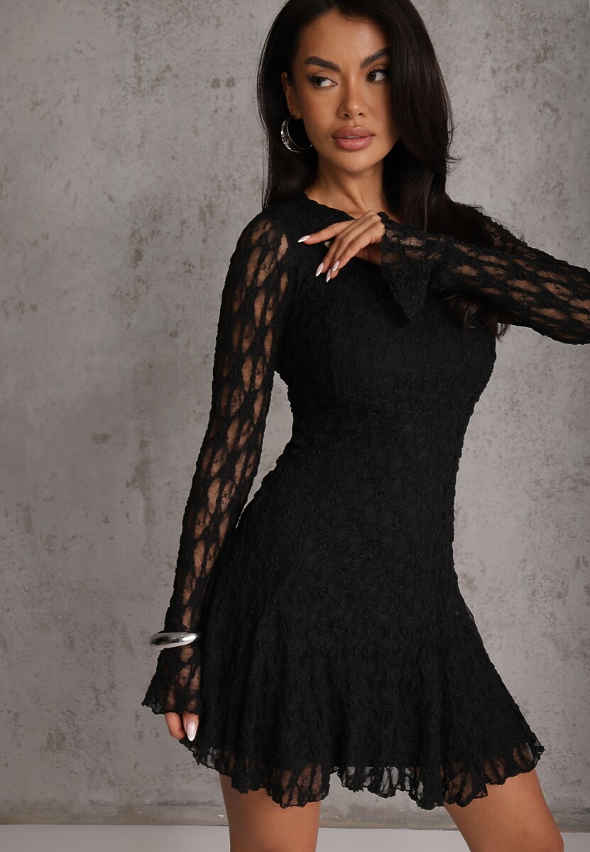 Czarna Sukienka z Koronki Ozdobiona Rozkloszowanymi Rękawami Cinalata 1
