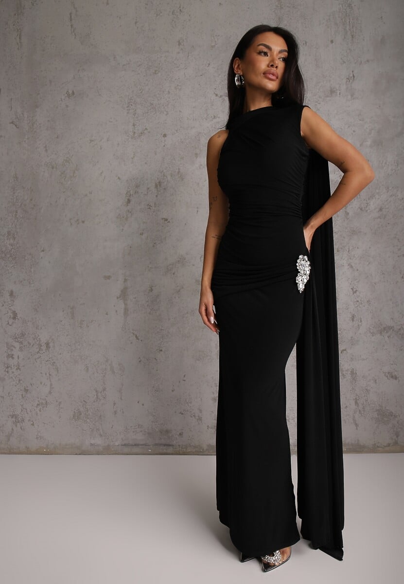 Czarna Wieczorowa Sukienka Marszczona z Wszytym Szalem i Biżuteryjną Broszką Cezalia 1