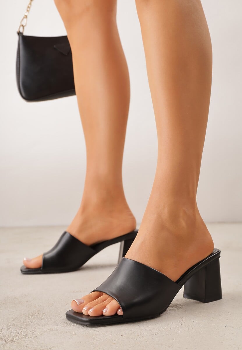 Czarne Eleganckie Klapki na Słupku z Otwartym Noskiem Kwadratowym Hippeis 1