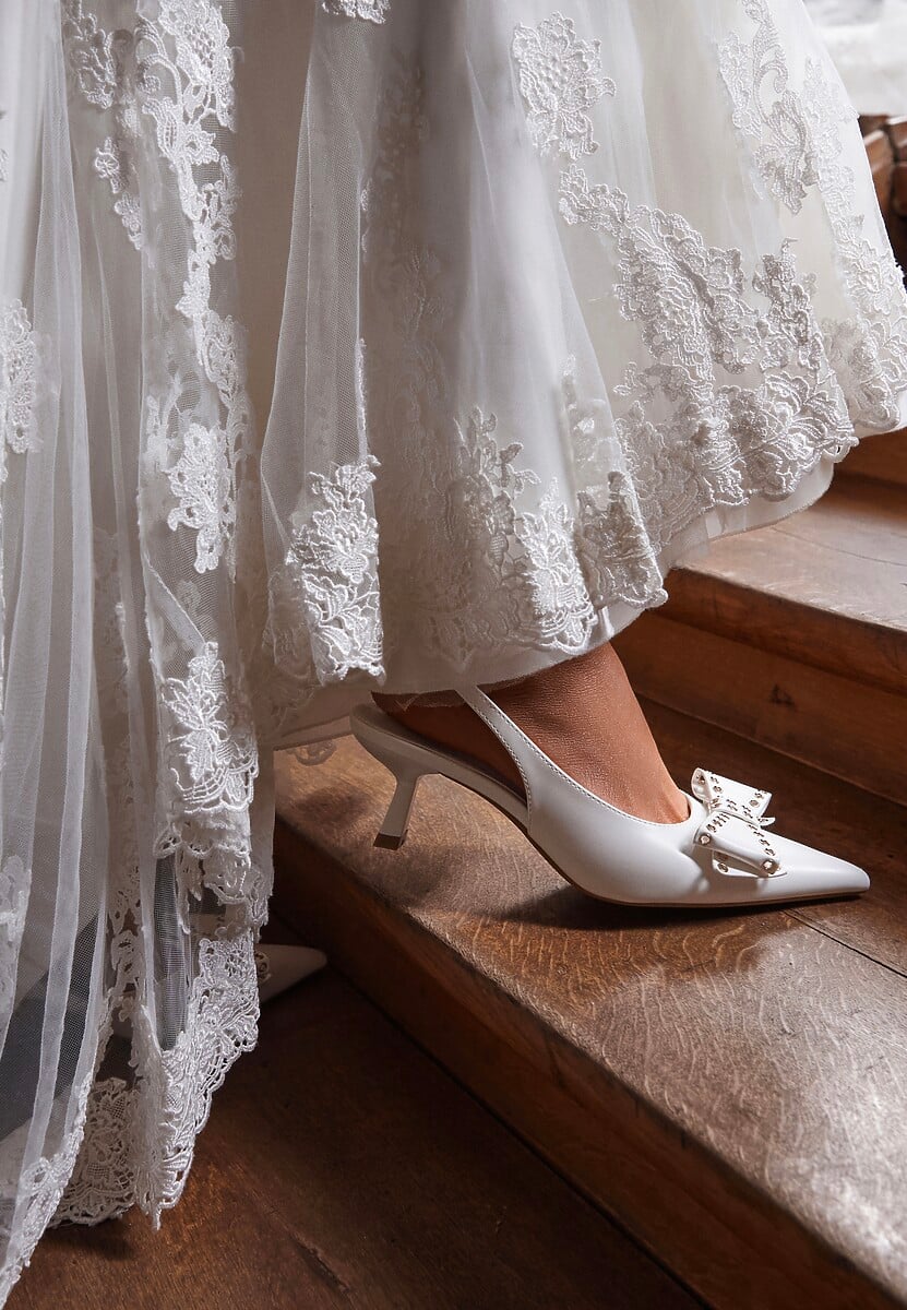 Białe Czółenka Sandały Vices na Kaczuszce Slingback z Kokardą i Nitami Fennadia 2