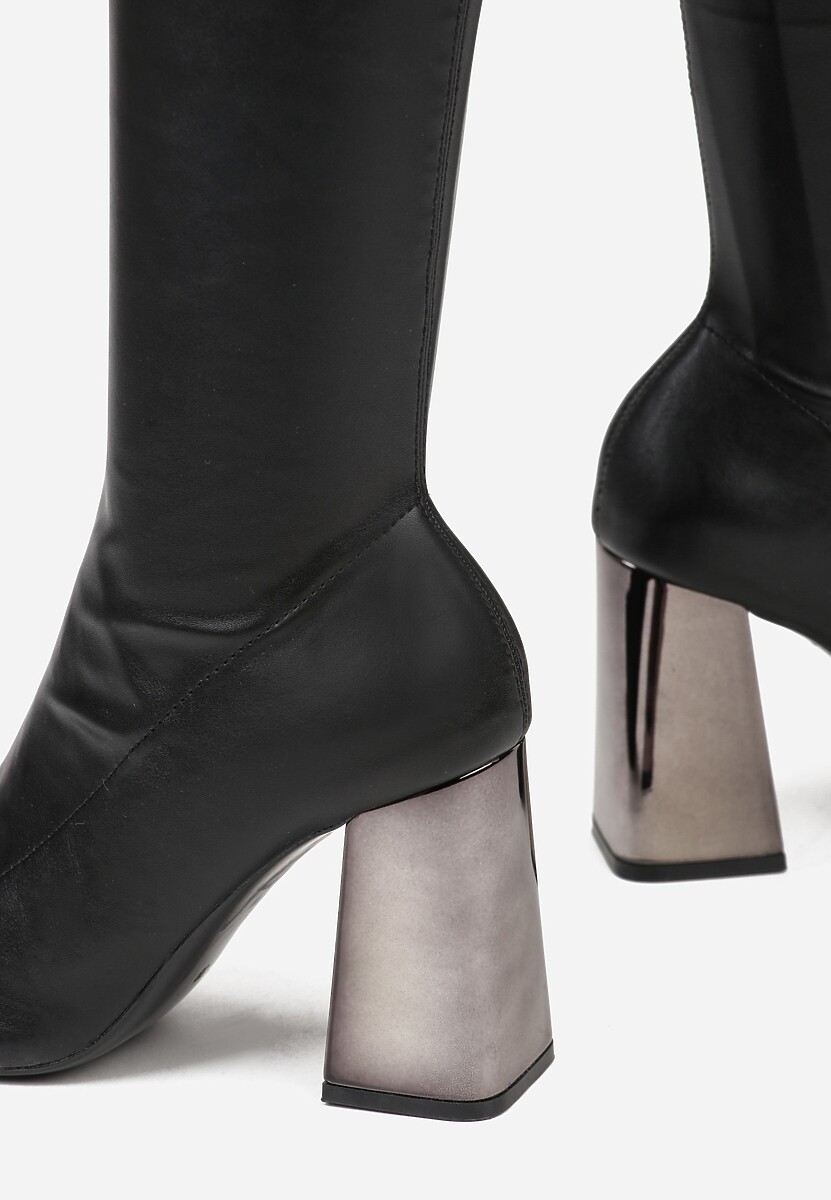 Czarne Dopasowane Kozaki Vices za Kolano na Metalicznym Słupku