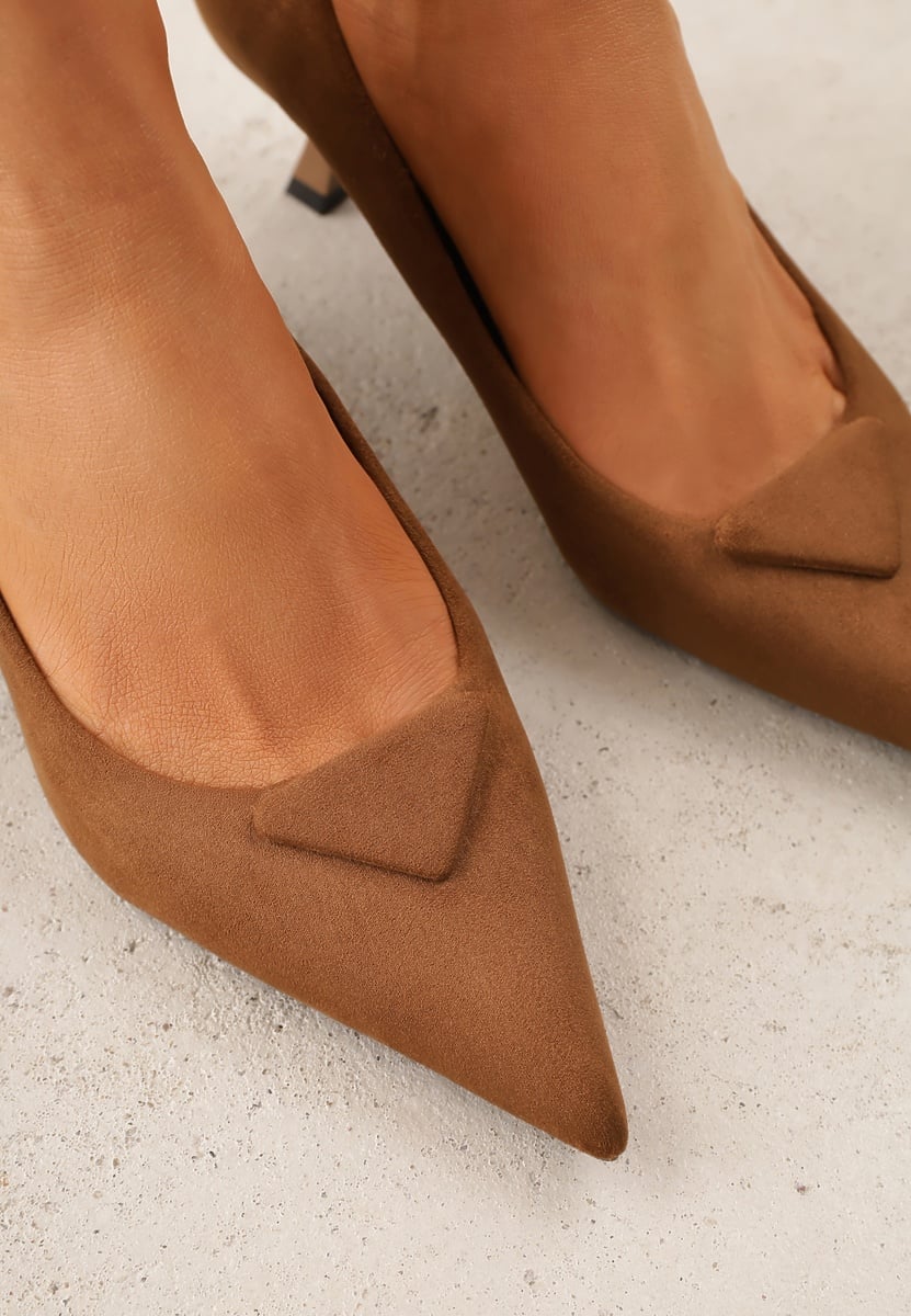 Jasnobrązowe Czółenka VICES na Obcasie Kaczuszka z Aplikacją w Kształcie Trójkąta Ilereisis 3