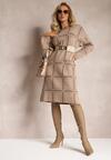 Beżowo-Brązowa Dzianinowa Sukienka Oversize z Naszytymi Kieszeniami w Kratę Deliuba