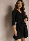 Czarna Sukienka Mini z Trójkątnym Dekoltem z Paskiem i Rękawami z Plisowaniem Vespe