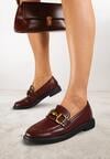 Bordowe Mokasyny na Płaskiej Podeszwie Ozdobione Klamrą Relabra