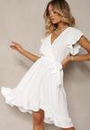 Biała Sukienka z Asymetrycznym Tyłem z Kopertowym Dekoltem Ozdobiona Paskiem w Talii Toridia