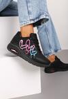 Czarne Sneakersy na Płaskiej Podeszwie z Motywem Serc Navalina