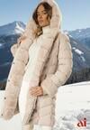 Jasnobeżowa Kurtka z Pikowanymi Przeszyciami Mocno Ocieplana z Paskiem i Odpinanym Futerkiem Hedista
