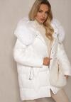 Biała Pudełkowa Kurtka Pikowana Ozdobiona Odpinanym Futerkiem i Suwakiem Hedizelle