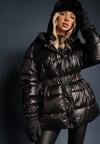 Czarna Kurtka z Kapturem i Marszczonym Paskiem Zdobiona Frędzlami i Pikowaniem Sanathra