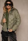 Jasnozielona Kurtka z Kapturem Ozdobiona Delikatnym Pikowaniem Aravitta