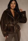 Brązowa Kurtka Futerko z Paskiem z Imitacji Skóry Zdobiona Klamerkami Jynlisa