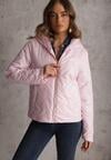 Różowa Pikowana Kurtka z Nieodpinanym Kapturem z Ozdobną Naszywką Chloreris