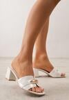 Białe Klapki na Słupku w Eleganckim Stylu Zdobione Podłużną Aplikacją Achythia
