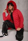Czerwona Przejściowa Kurtka z Pikowaniem Bocznymi Ściągaczami i Kapturem Fezizia