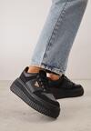 Czarne Chunky Sneakersy z Trójkątną Aplikacją VICES na Platformie Cezaline