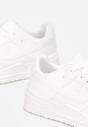 Białe Sneakersy z Perforacją na Nosku Zdobione Wstawkami Cagos