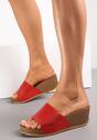 Czerwone Klapki na Koturnie z Szerokim Paskiem i Okrągłym Noskiem Rynn