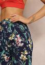 Pantaloni albaștri cu elastic în talie și la baza piciorului cu model floral Stesine