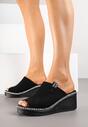 Czarne Klapki na Koturnie z Perforacją i Otwartym Noskiem Averle