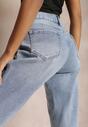 Niebieskie Jeansy o Fasonie Mom Fit z Przetarciami na Krawędzi Nogawek Feliva