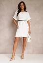 Biała Sukienka Mini Plisowana z Paskiem z Imitacji Skóry Dasima