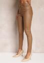 Jasnobrązowe Modelujące Spodnie z Ekoskóry o Fasonie Skinny Caetana