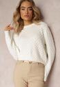 Biały Sweter Ozdobiony Perełkami i Drobnym Tłoczeniem Lelloa