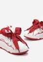 Biało-Czerwone Sneakersy z Dekoracyjnym Sznurowaniem i Wstawką na Języku Cristen