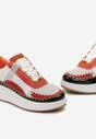 Biało-Pomarańczowe Sneakersy na Platformie Ozdobione Nitami i Patchworkowymi Wstawkami Jeneria