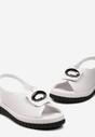 Białe Skórzane Sandały z Drobną Perforacją i Okrągłą Klamerką Rineria