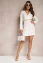Biała Sukienka Mini z Cienkimi Plisami Gumką w Talii i Kopertowym Dekoltem Lizina