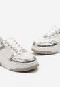 Srebrno-Białe Sneakersy na Niskiej Platformie z Ozdobnymi Przeszyciami Huviena