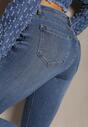 Niebieskie Jeansy o Fasonie Skinny Ozdobione Przetarciami Acindare