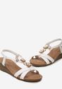 Białe Sandały na Niskim Koturnie Ozdobione Metalowymi Wstawkami i Cyrkoniami Quenby
