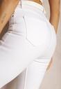 Białe Bawełniane Jeansy z Rozszerzanymi Postrzępionymi Nogawkami Navirea
