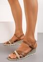 Brązowe Sandały na Koturnie z Metalicznym i Plecionym Paskiem Meniana