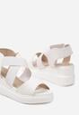 Białe Wsuwane Sandały z Imitacji Skóry na Koturnie z Elastycznymi Paskami Trigia