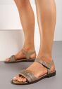 Ciemnobeżowe Płaskie Sandały z Ekoskóry Zapinane na Sprzączkę z Metalową Aplikacją Yolla